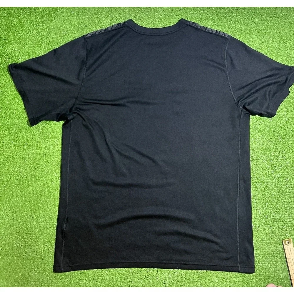 Oregon Ducks Team Issue Shirt LG Nike DriFit ‎ Silver O On Black Shoulder Wings